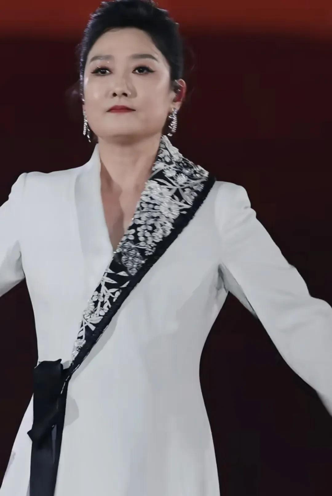 玲花唱《特斯河之赞》燃爆现场。昨晚，凤凰传奇演唱会现场被玲花彻底点燃！当《特斯河