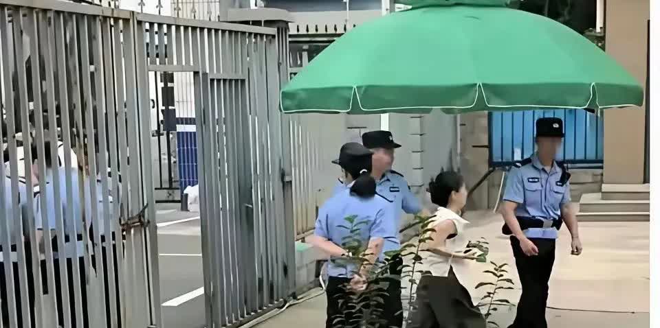 熊磊又要开骂了，
这照片拍的太艺术了。
人家有那么矮吗？
矮化她，她一定会