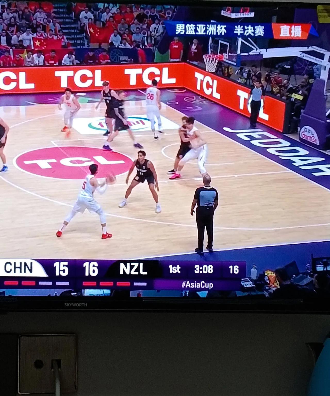惊喜，中国男篮98:84战胜新西兰，挺进决赛。
第一节前6分钟，双方势均力敌，中