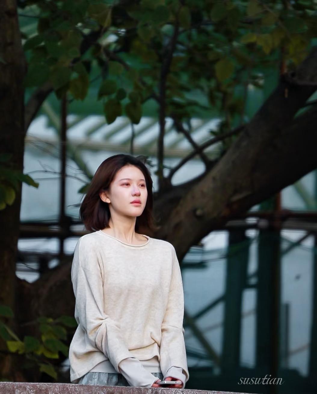 赵露思这演员不能仔细看，
越仔细看，越会发现，
她虽然不是很漂亮、也没啥资源，但