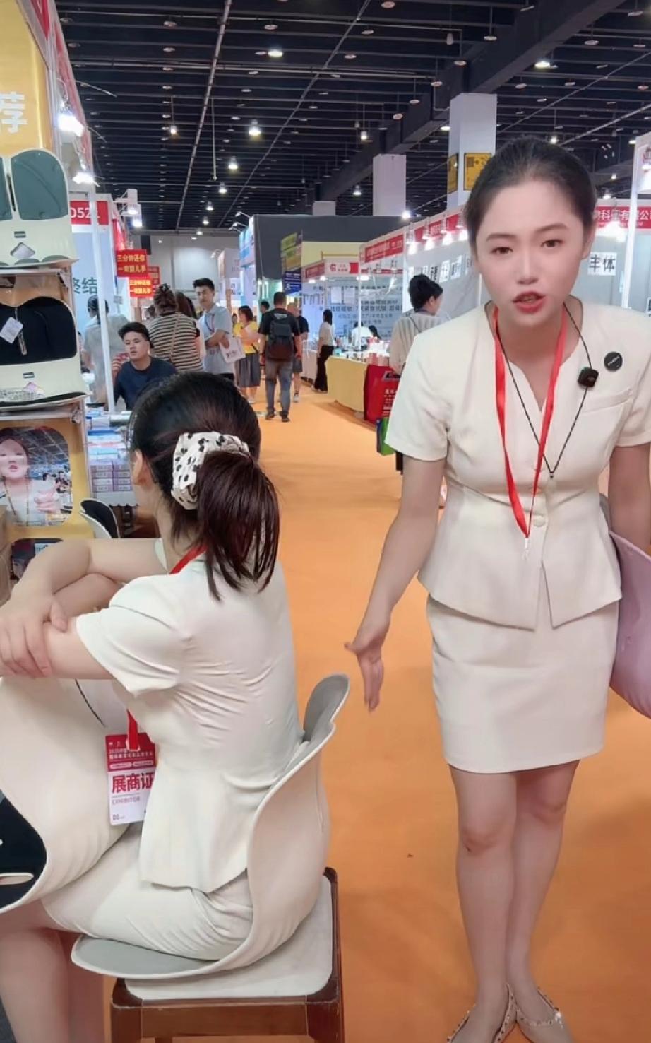 展会上的两个姑娘，推销实在不容易，佩服！
之前买过人工力学的靠背，当然，图便宜，