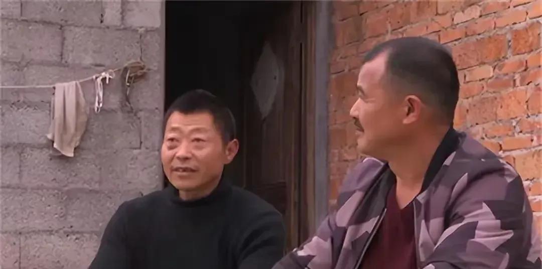 2003年，1个失忆流浪汉，被一对夫妻收留，同吃同住生活了17年。谁料，这天，流
