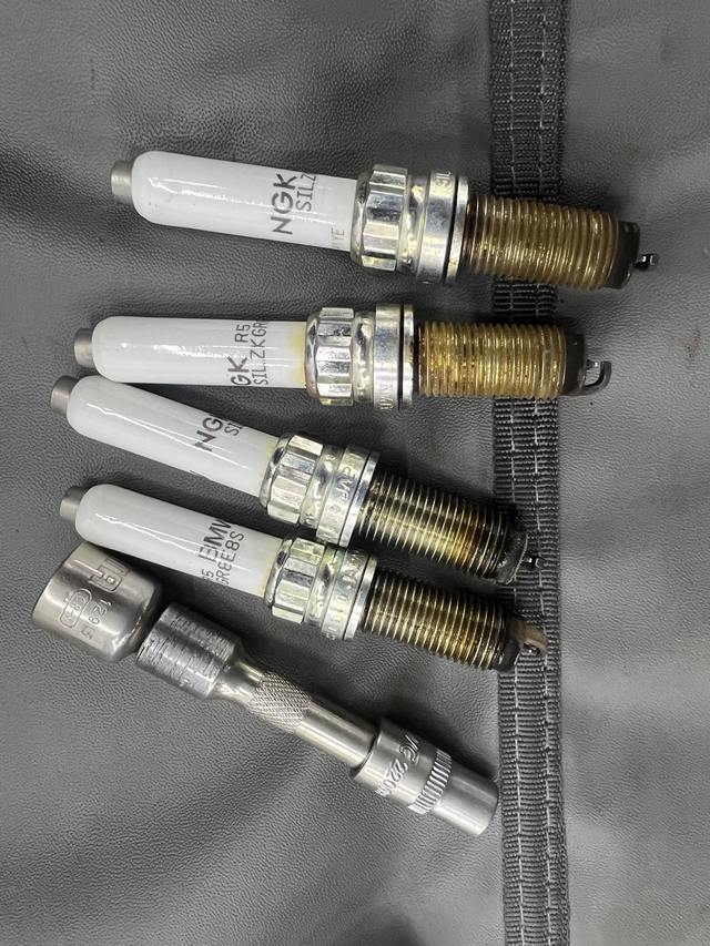 1-2缸火花塞漏油气门室盖漏油
21款325li耀夜版，才38000公里，积碳都