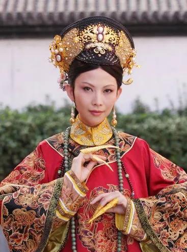 蔡少芬38岁怀着孕拍完了《甄嬛传》，好在孩子保住了，戏也火了，可是王晶却说：她是