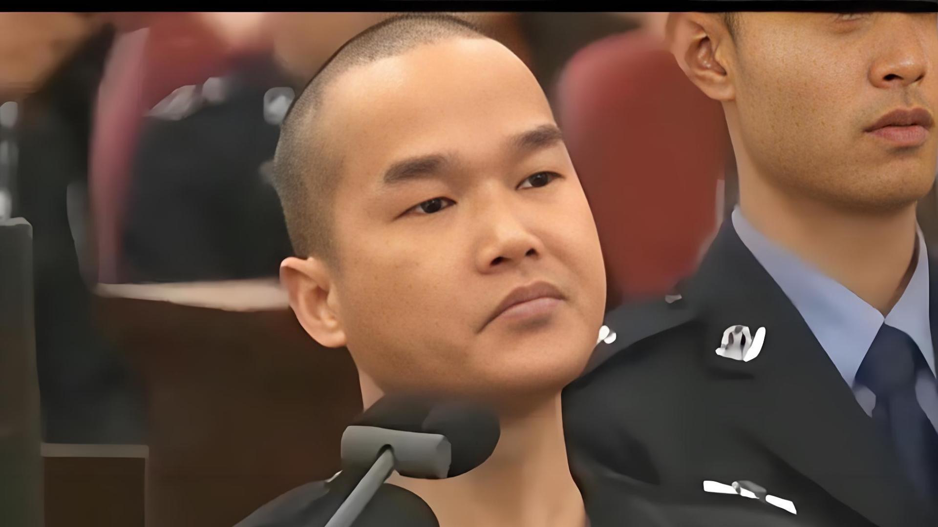 13 岁目睹母亲惨死，22 年后部队归来，手刃仇人一家三口，庭审现场怒喷法官！