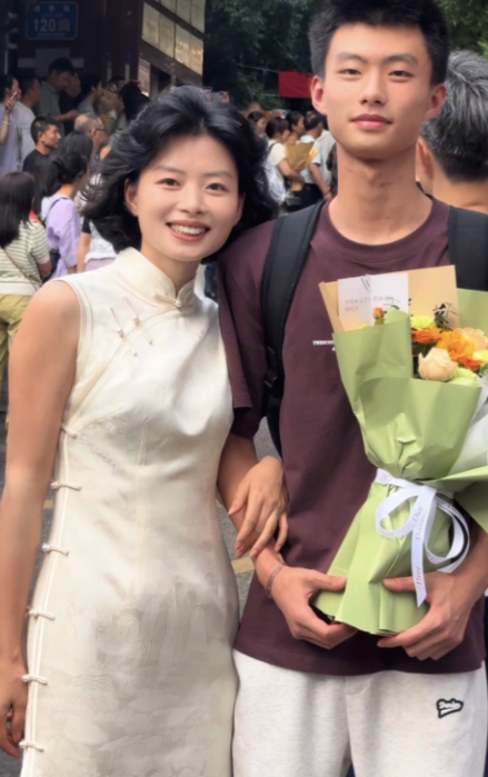 最近刷到一张高考照片纪念：35岁的妈妈，儿子刚满18周岁，穿上旗袍迎接孩子高考好