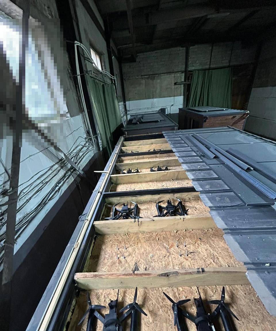 据网络媒体报导，今天，乌克兰情报部门从停放在俄罗斯空军基地附近的卡车上发射了11