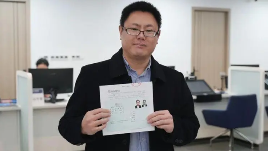 据台媒报道，在福建任教的台籍教师张立齐因持有大陆定居证被废止台湾身份，他随后批评