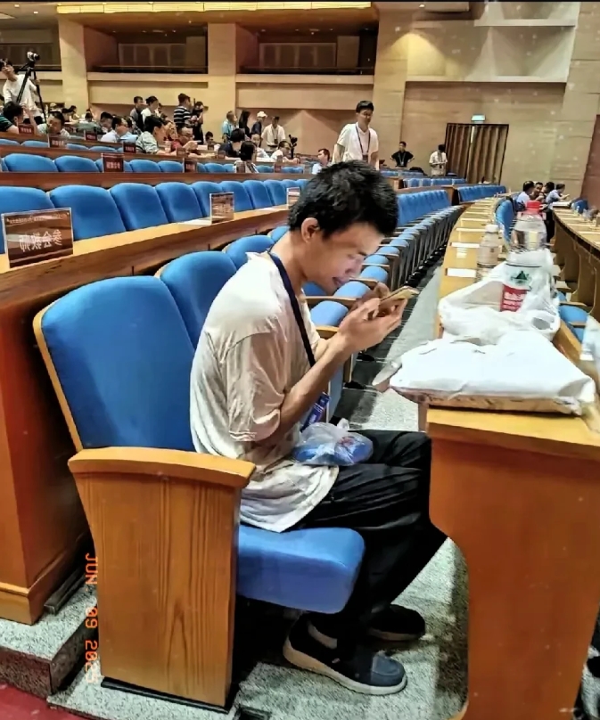 北大真团结呀！
韦东奕是北大数学系的老师，前几日韦东奕去医院看了下牙，医院给他缺