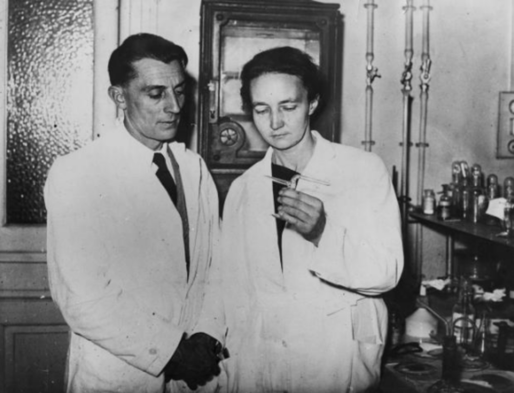 1910年，居里夫人的学生朗之万来到她的住所，一把搂住她说：“我等不急了，现在就