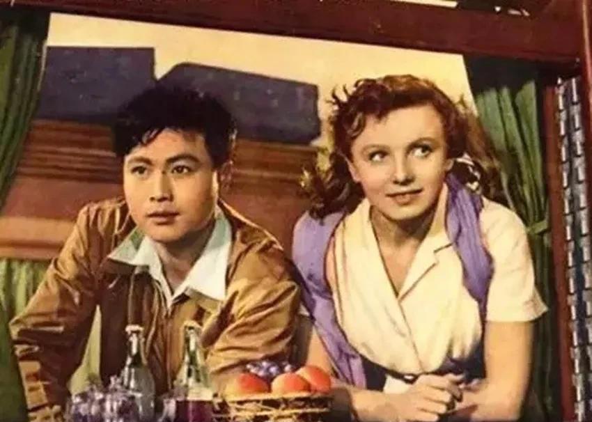 上世纪五、六十年代，中国银幕上最帅的小生是他——
他身材高挑，容貌俊逸，是一位偶