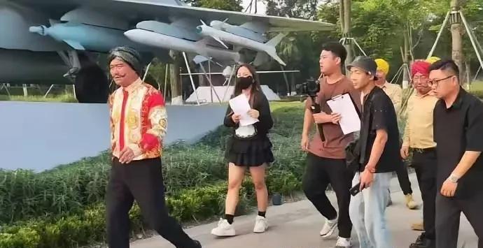豪哥哥团队整活整出了新高度，这次跑到了成都的成飞公园去拍短视频了。政府层面给印度