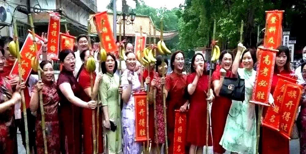嫂子跟风买了紫色内裤，非得让高考的侄女穿，说啥“紫腚能行”，结果侄女来了句：“就