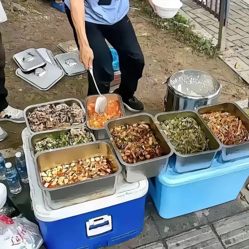 工地盒饭一律10块钱一份，15块都无人问津。农民工有个标准，那就是超过10块钱的
