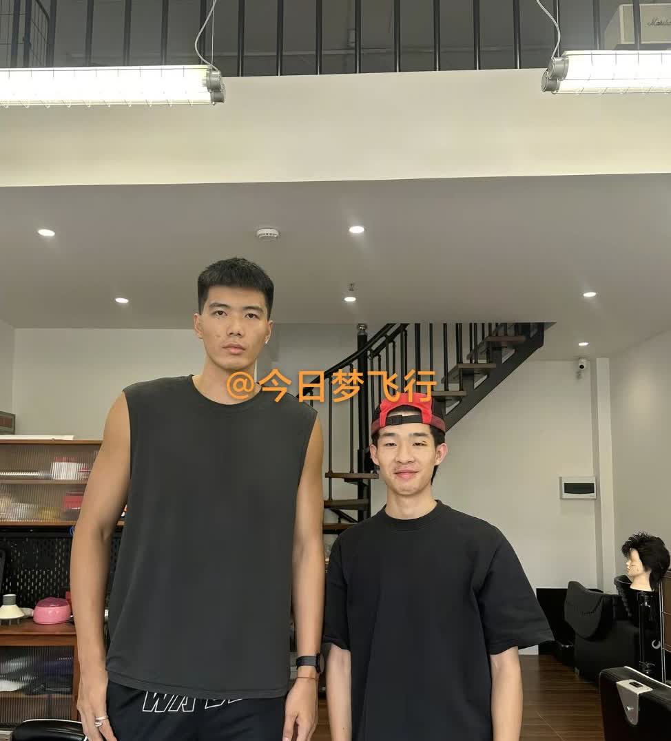 广东队球员焦泊乔换了发型剪寸头！

骤眼一看，差点认不出来！新加盟广东队的焦