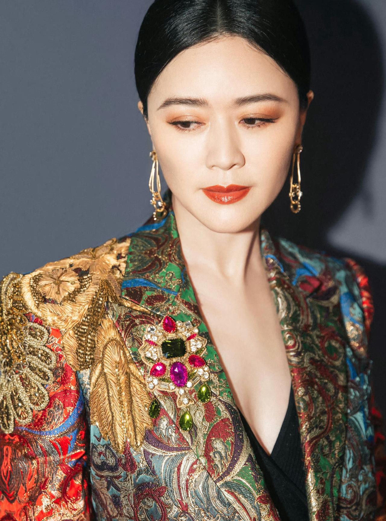 还好陆毅当初没娶她，要不然不知道啥样！嫁给了富商，获得百亿遗产，就带着女儿好好过