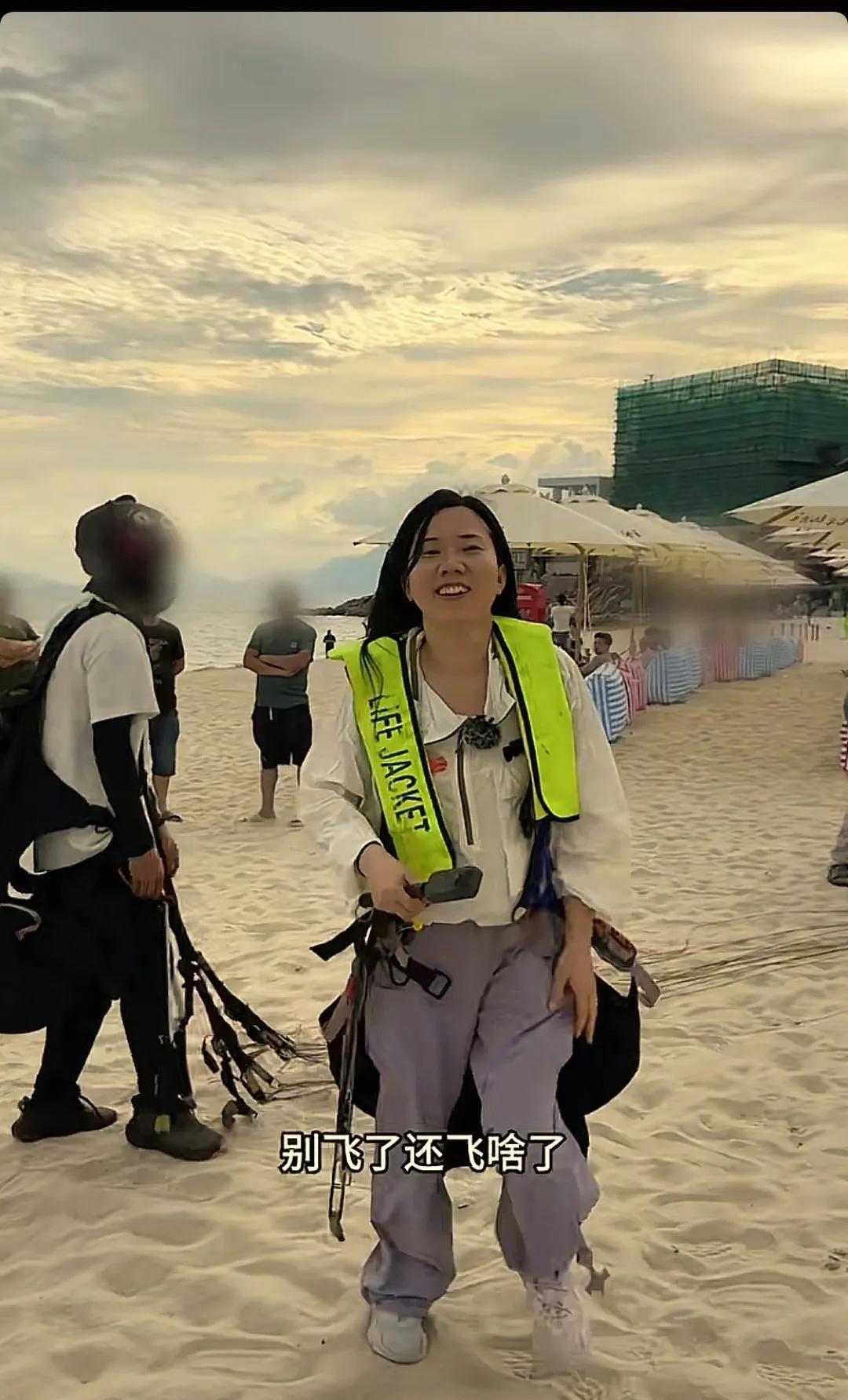 小娜去玩滑翔伞，直言自己运气不行的时候，试试勇气，值得一提的是，第一次飞上天没录