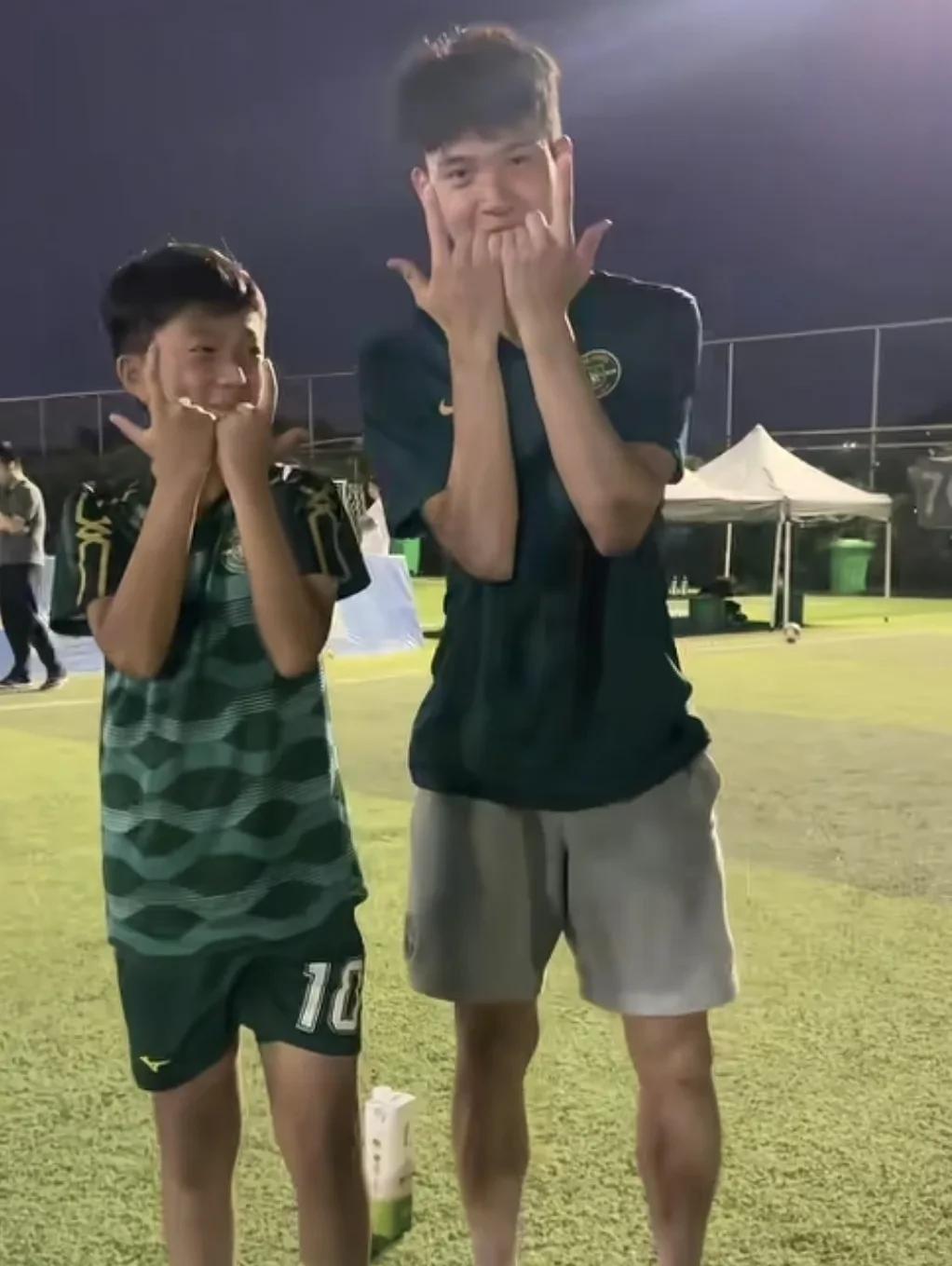 为王钰栋而疯狂训练！王钰栋已成为新一代足球少年心中的偶像，“暴雨少年”周书宇暴雨