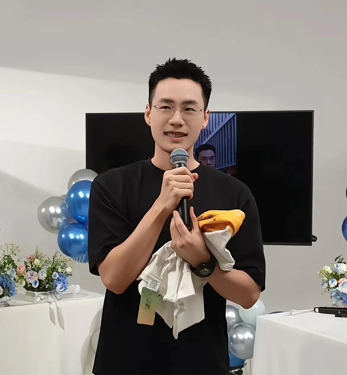 有人说，顿顿离开东方甄选最好的出路
是加入与辉同行，
因为顿顿本身讲品好、人气高