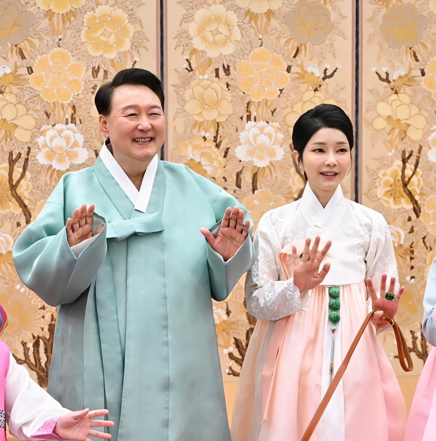 太尴尬了！



韩国国民大学不仅撤销了前总统尹锡悦老婆金建希的博士学位，还引发