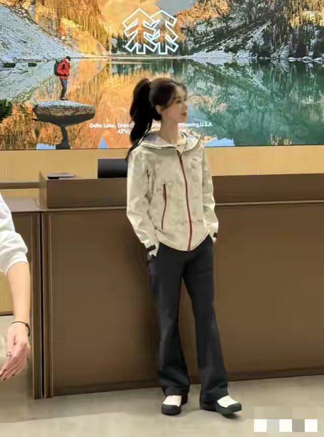 刘诗诗现身万象城，一身休闲装穿平底鞋扎高马尾，不像明星像学生 ​​​