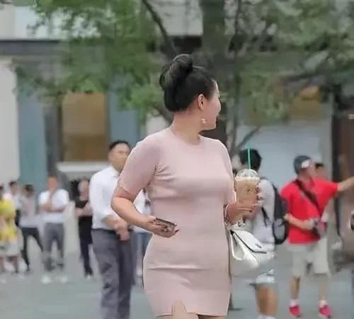 “讨厌这些中年大妈，一把年纪了，打扮的像个小姑娘，梳着丸子头，穿着短裙子……，真