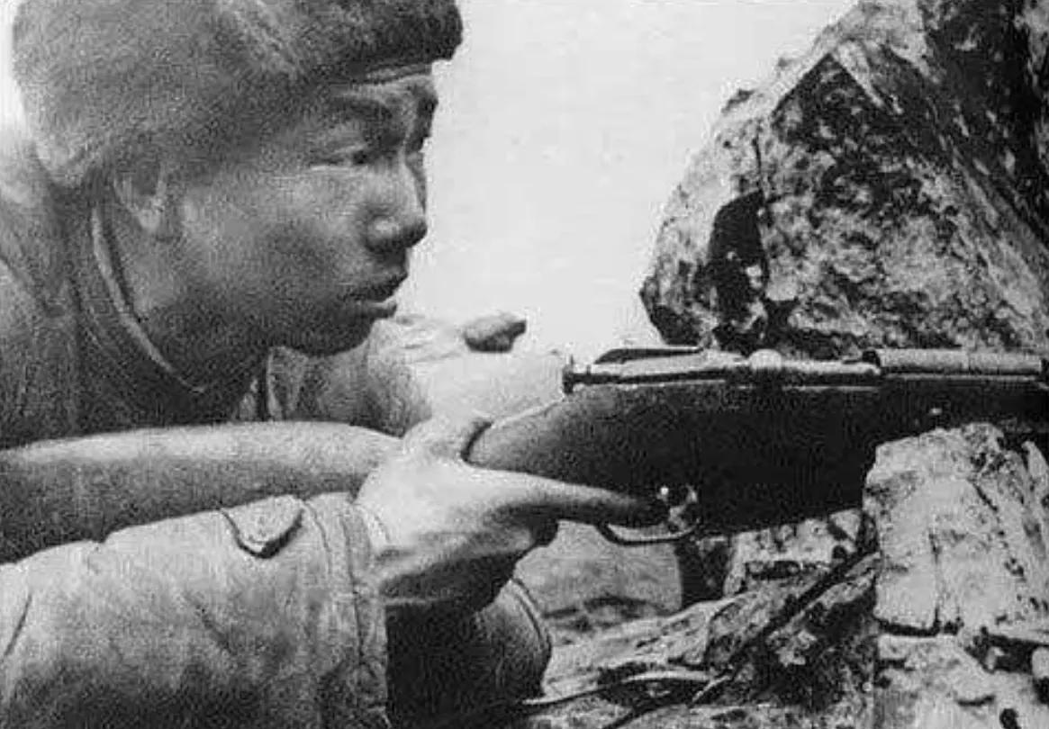 1953年，美国顶级狙击手艾克上校在一次射击中打中了一名志愿军战士，让其掉进了壕
