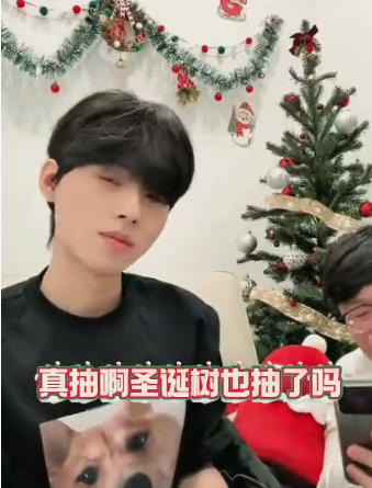 王翊恩抽奖疯魔了！圣诞树、沙发、手表全送，连工作人员眼镜都不放过，狗头短袖当场要
