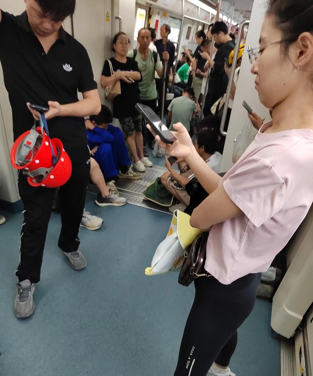 深圳地铁文化！深圳地铁文化之周六日早高峰地铁运送旅客瞬间视角！周六日地铁还是那么