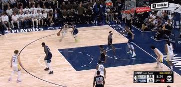 隔扣戈贝尔！苦命加这球太猛了！
在今天NBA季后赛勇士与森林狼的第二节比赛中，鲁