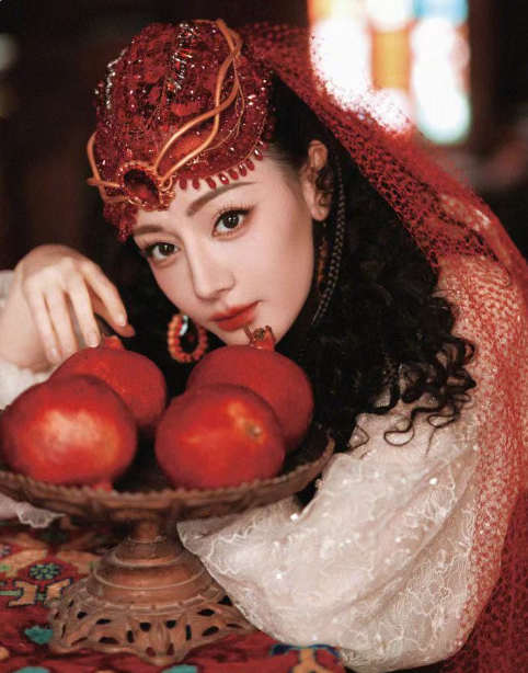 当沈羽洁在节目里甜甜说出热巴名字时，仿佛看到两位新疆明珠的隔空相望，一个明艳如骄