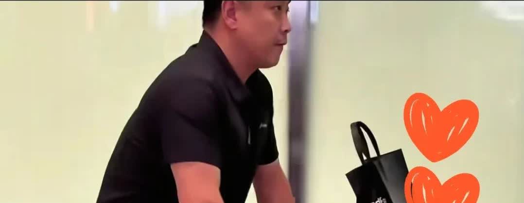 我刚刚去查了一下王皓这个人。
不查不知道，一查就明白了。

王皓在多哈工作
