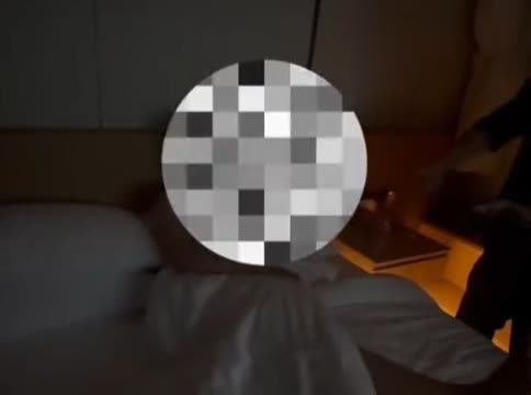 “太吓人！”6月10日，浙江丽水，小情侣住酒店，酒后不小心将玻璃台灯打碎，跟酒店