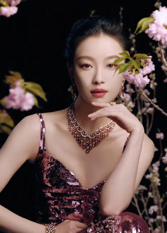 倪妮北影节闭幕红毯 两套造型性感火辣美到极致