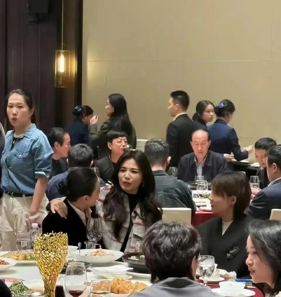 太恶心了，大庭广众下给我喝尿！”女子在五星级酒店用餐时，竟喝了一杯带尿液的水。女