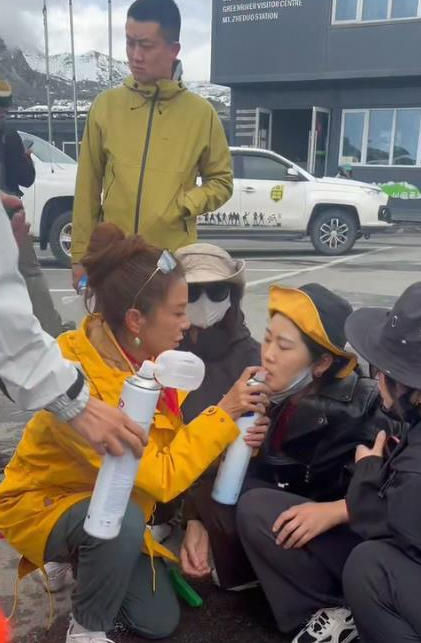 朱迅甘孜折多山救助高反游客 吸氧按摩穴位展爱心