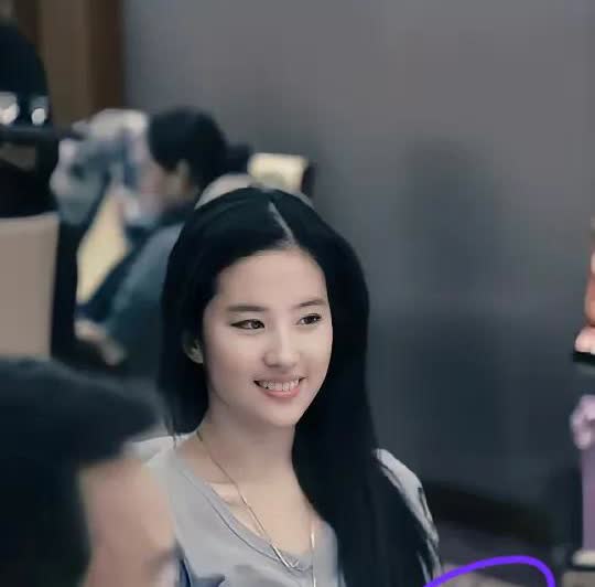 刘亦菲真对得起神仙姐姐这个称号！
她不仅演戏好，唱歌好
最主要的是
她还是