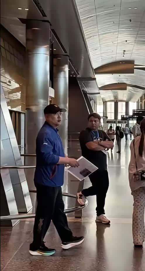 刘国梁抵达多哈，稳心“定海神针”来了！
多哈赛场激战正酣，咱们的刘国梁抵达啦！