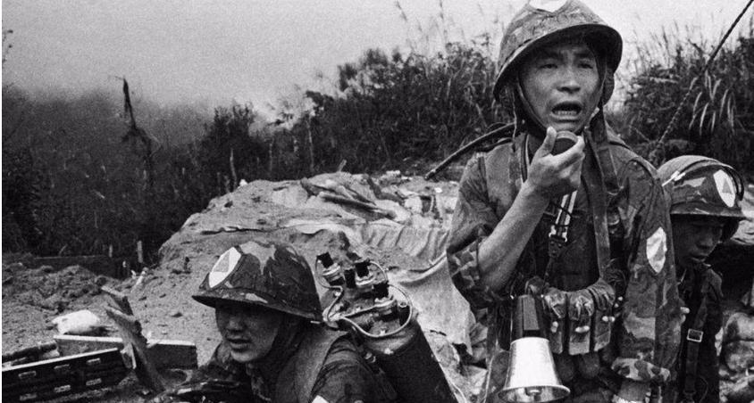 1979年，在中越边境的一片玉米地里，一名中国战士，突然察觉到玉米地内有异动。当