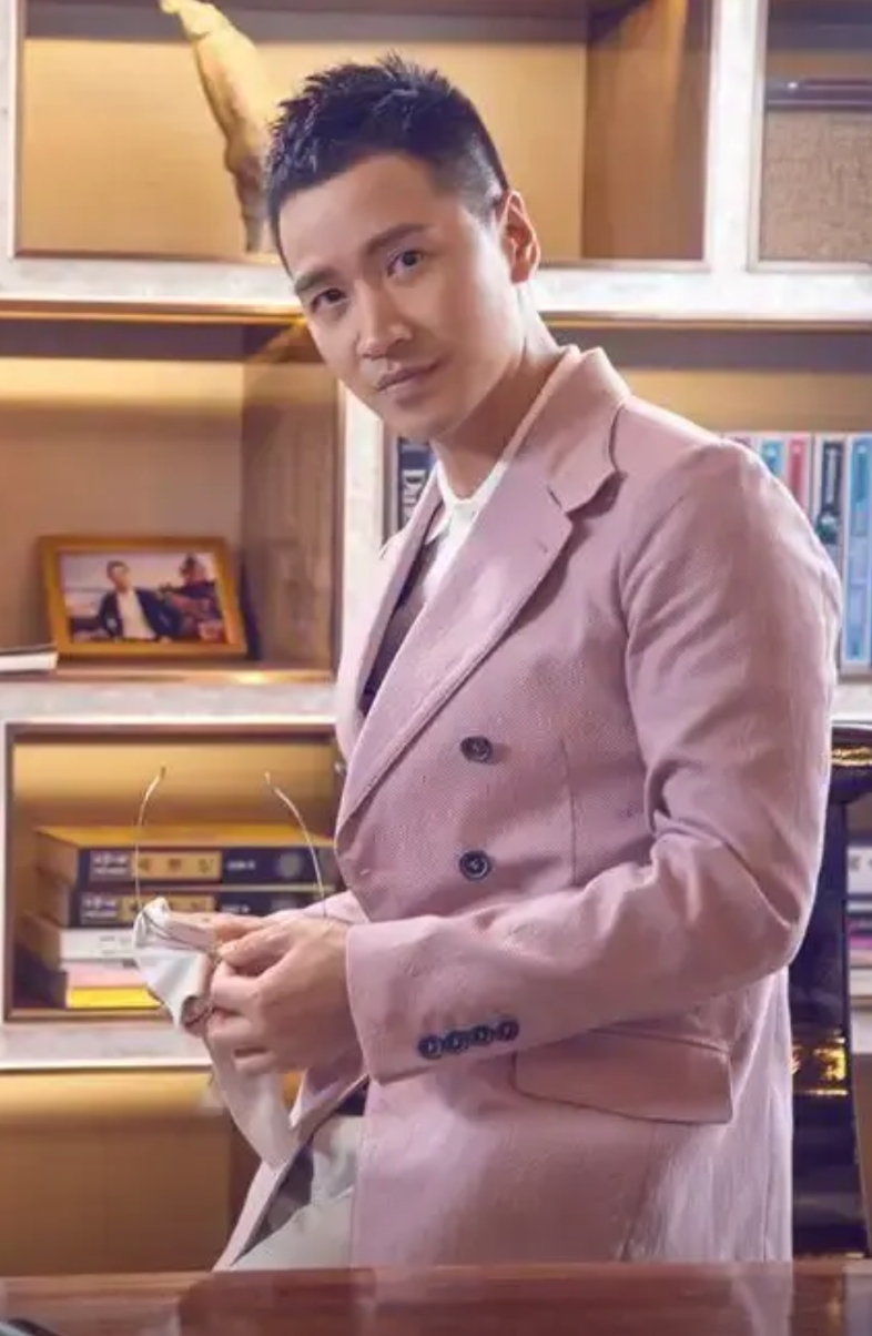 何晟铭这辈子最喜欢的

不是于正

更不是演戏

而是改名

他最初叫何福荣，是