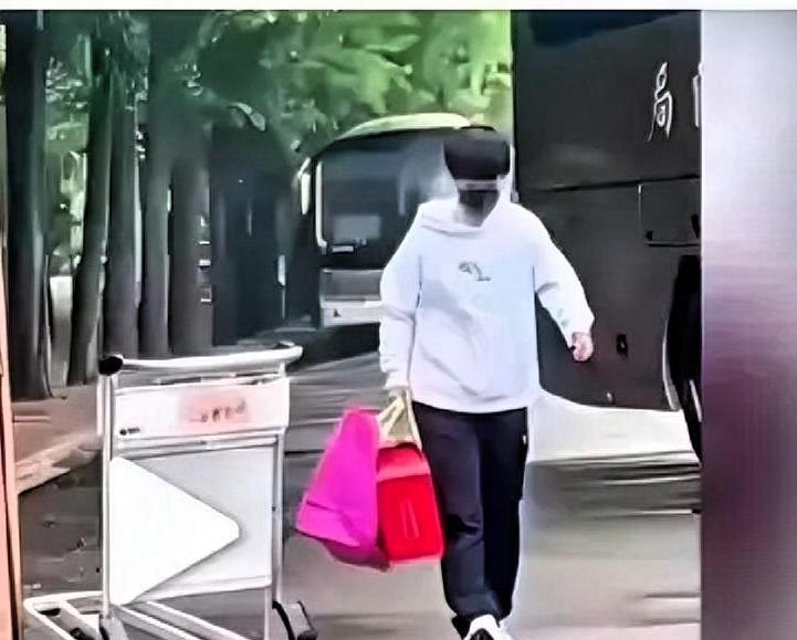 大家可能不知道
莎莎再忙再累
每次比完赛
都要买些礼物送给妈妈
以前我不知道
以