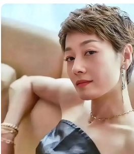 马伊琍又上热搜啦！“沪圈女王”此次成为焦点，和前任“情敌”姚笛有关。当年，文章凭