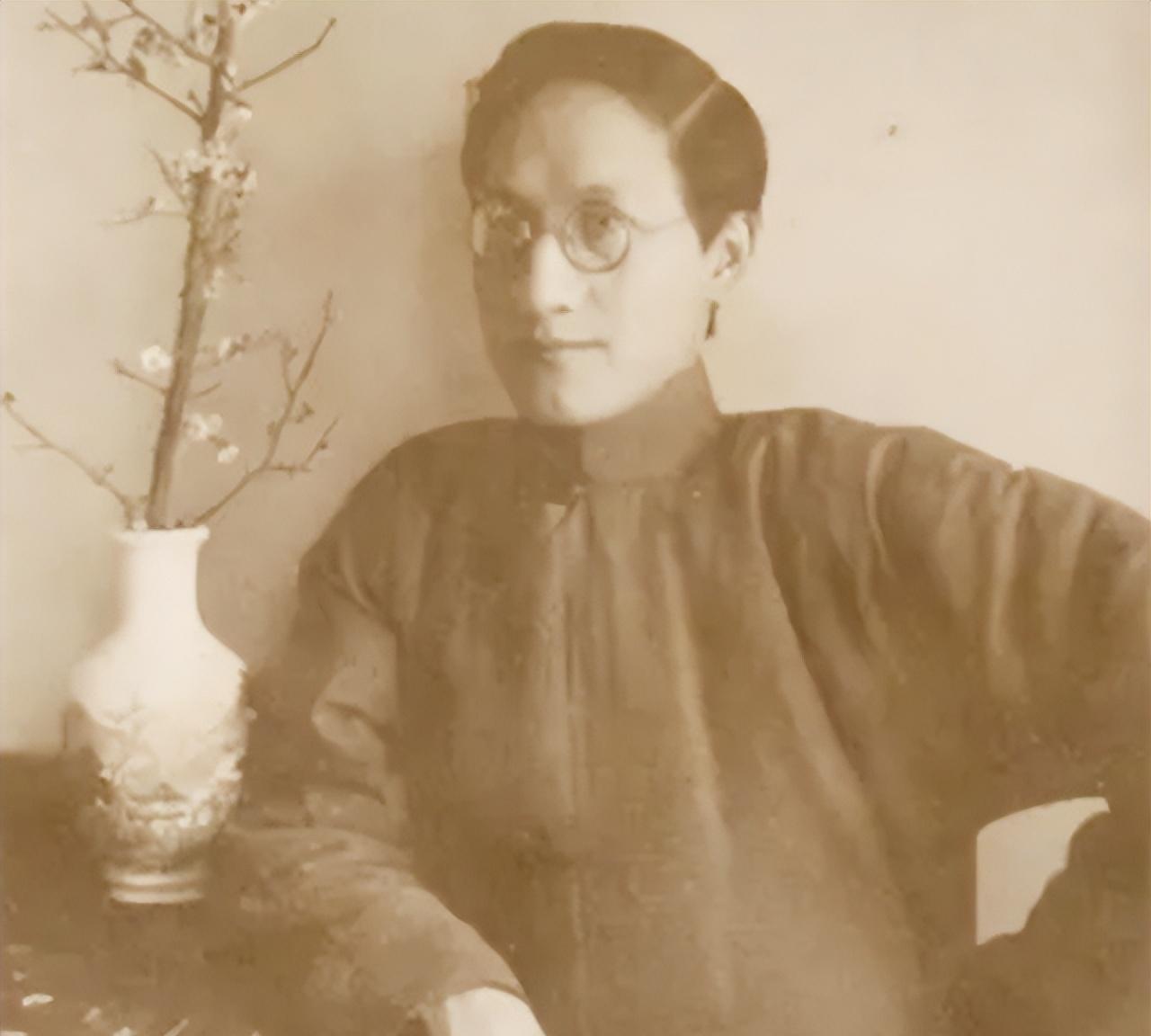 1924年，已经成家的徐志摩已有23岁，为了追求16岁的少女林徽因，毅然和妻子离