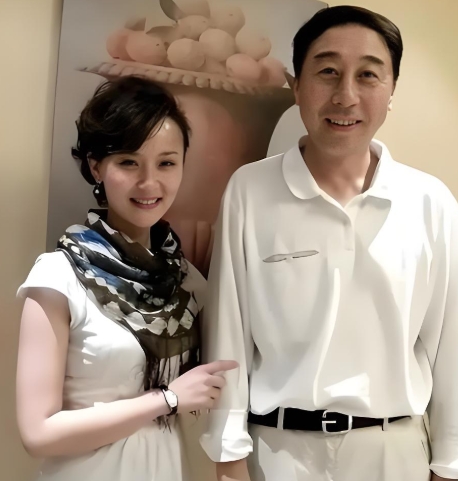 我就是冯巩的秘密情人，他答应给我五十万，却翻脸不认人！2004年，一保姆跑到冯巩