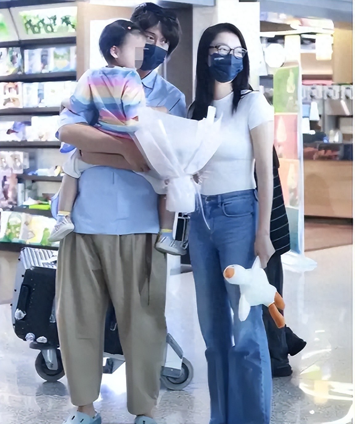 王传君和妻女逛公园，齐溪生二胎后难恢复，身材下垂肚子赘肉显眼