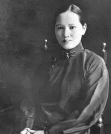 抗战中的巾帼英雄故事
1937年七七事变一爆发，战火烧到了家门口，宋庆龄在上海的