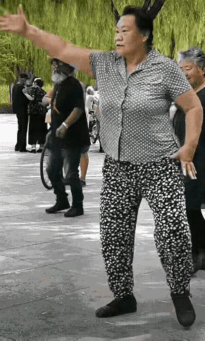 大妈这优美的舞步
是多么气势恢宏
年轻时遭受的苦和累
瞬间阴霾尽散
大妈您跳舞时
