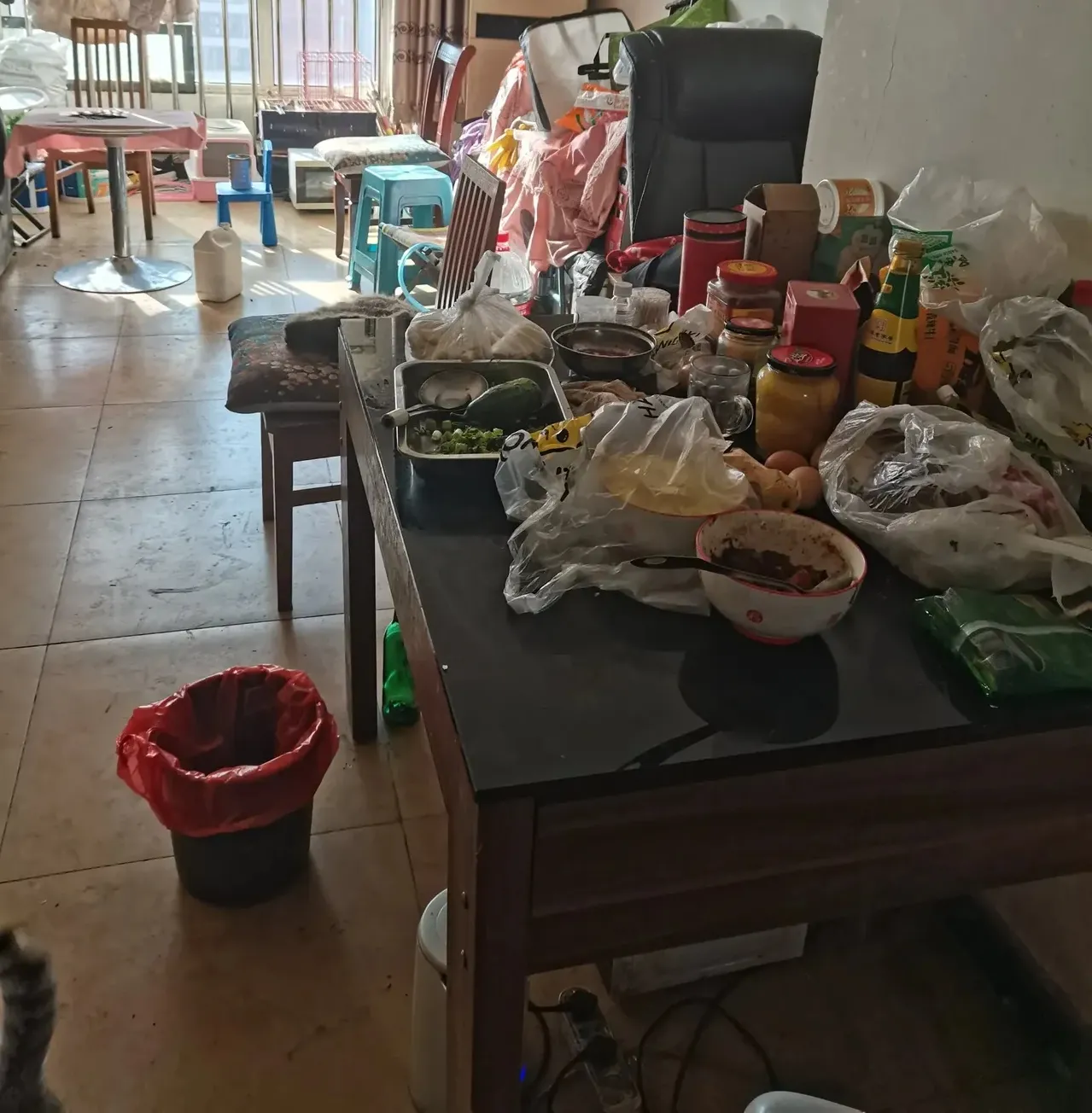 儿媳和她朋友来家里，我说我给你们做饭，吃了再走，儿媳说桌子东西都摆满了。

我赶