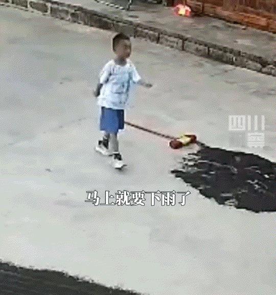 解释不清了。贵州，一男孩发现天气不对，便在自家院子告诉奶奶马上就要下雨了，并叫她