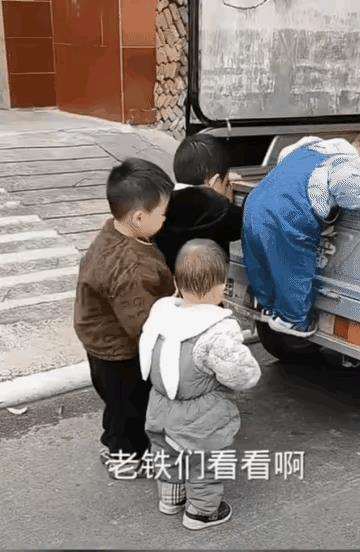 尿不湿的上去最淡定，姿势也标准，左脚伸进去了，再滚进去。几位小哥哥，倒是慌慌张张